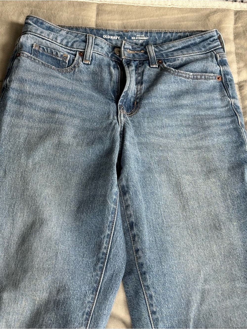 Old Navy Women’s Light Wash Straight Leg Jeans - Picture 2 of 4